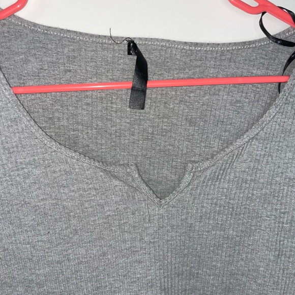 Medium Chic a Booti Grey Cropped Top - Picture 4 of 5